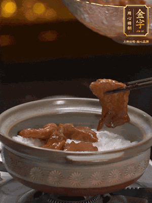 鋪上牛肉，鍋邊淋油在燜5分鐘