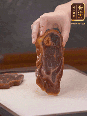 處理節(jié)瓜，刮掉表層的皮和毛，洗凈后去掉瓜蒂，切大塊