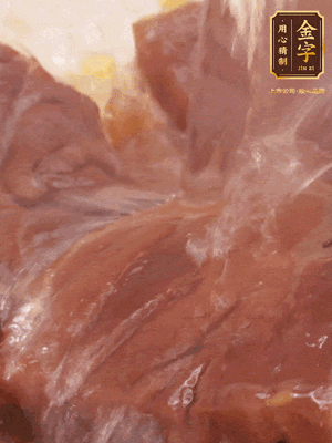 加熱水，2大勺料酒煮20分鐘，再下節(jié)瓜塊煮10分鐘即可