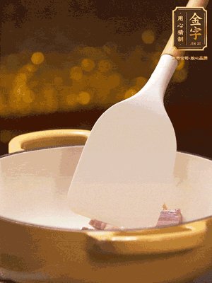 油溫7成熱，下蒜末、咸肉略微煸炒，再下絲瓜