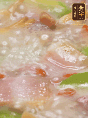 最后下蟶子，一點(diǎn)白胡椒調(diào)味，煮到白色湯汁出來(lái)。撒點(diǎn)枸杞點(diǎn)綴