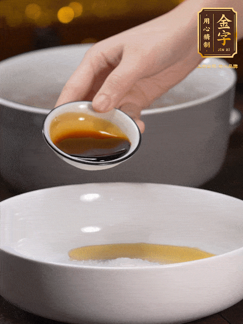 金字鹵牛肉切片，黃瓜切絲