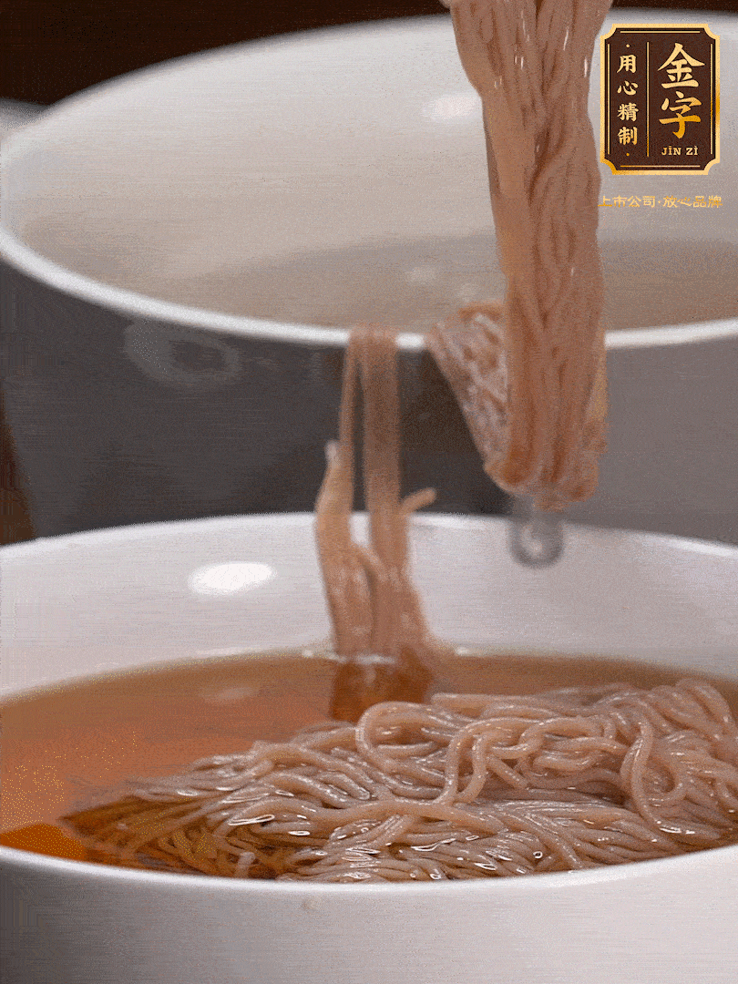 蘋果醋，一點(diǎn)鹽、糖、醬油，兌入涼白開水調(diào)成簡(jiǎn)易冷面湯，放水箱冷藏