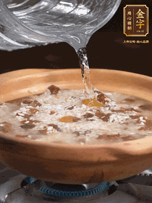 再倒入泡了30分鐘的大米翻拌均勻，加水稍微沒(méi)過(guò)（米水比例1:1），中火燜煮，到冒大泡，大致5分鐘