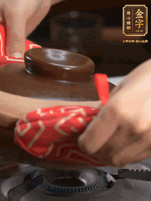 中火調(diào)成小火，鋪上香腸蓋蓋燜5分鐘。不斷轉(zhuǎn)動(dòng)瓦煲，讓側(cè)壁的飯形成飯焦