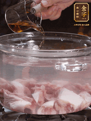 老鴨切塊，鍋里水煮開，鴨肉加姜片、料酒焯水