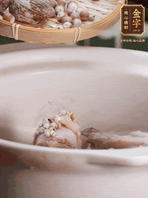 焯好水洗凈的鴨肉、薏米、芡實、蜜棗+適量水煲1小時