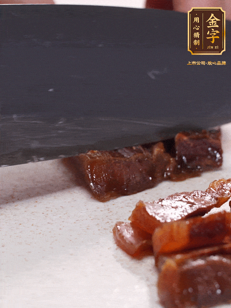 金字臘肉水煮10分鐘，切片