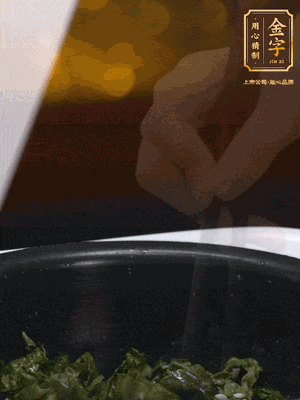 煮飯鍵開煮，根據(jù)個(gè)人口味加鹽