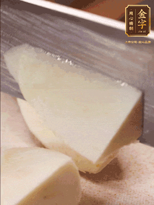 茭白去殼，底部一層老皮刨掉，切成滾刀塊