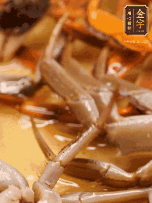 鍋中少油，螃蟹下到鍋中煎一煎