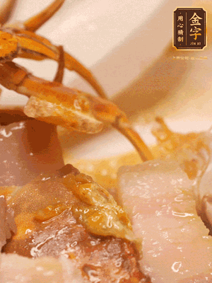 顏色變紅時，放蔥結(jié)、姜片煸香，再放咸肉、茭白、毛豆翻炒