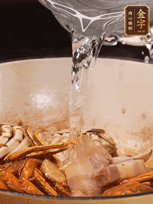 加料酒/花雕酒去腥，加入開水燜10分鐘左右