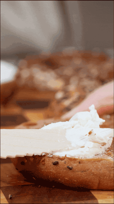 貝果在烤箱中180度復(fù)烤5分鐘，涂上芝士