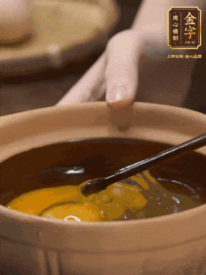 雞蛋打入砂鍋，充分打勻，1.5倍的溫水加一勺鹽，倒入蛋液中，攪拌均勻后用勺子舀去表面浮沫