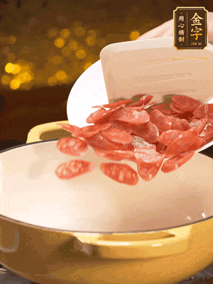 鍋里放油，香腸煸炒出多余的油脂，然后放小米辣