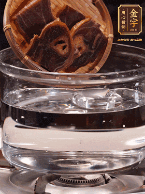 火腿蹄片，冷水下鍋，加蔥姜、料酒焯水