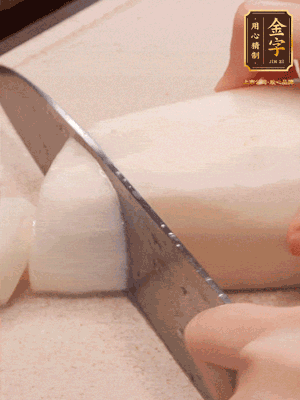 蘿卜削皮，切成滾刀塊