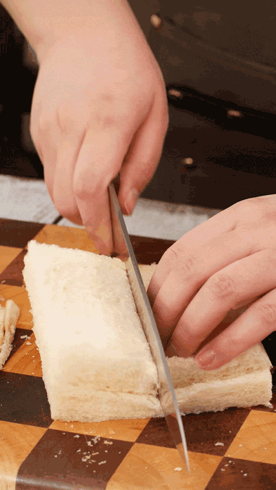 土司改刀去邊，切成適當(dāng)大小