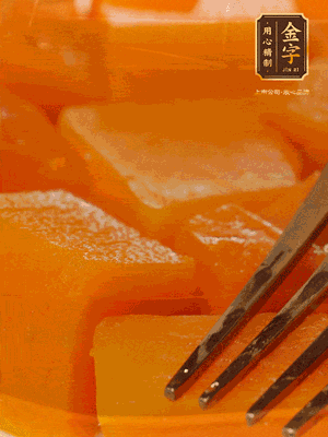 南瓜去皮，一半切塊備用，一半切塊蒸熟，碾成泥