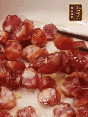 砂鍋熱油，下姜絲、香腸煸香