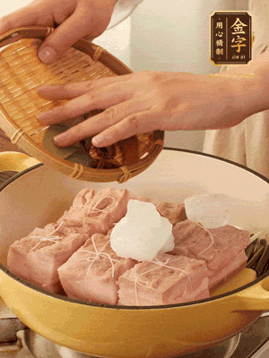 五花肉皮朝下，桂皮、八角、香葉、冰糖、生抽、花雕酒