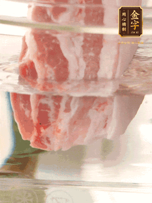 大塊豬五花冷水下鍋，蔥、姜、花雕酒焯水