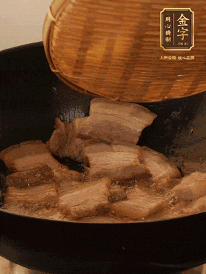 鍋中少油，翻炒五花肉