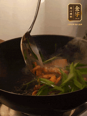 黃豆醬、鹽、糖調(diào)味，淋一圈花雕酒，蒜白先下，蒜葉后下