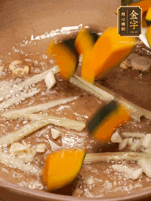 砂鍋倒一層底油，蒜粒、姜絲炒香后，再下南瓜翻炒30秒