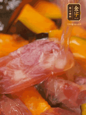 下香腸，倒沒過南瓜的水，加1/2勺鹽、1/2勺白糖、1勺蠔油燜8分鐘