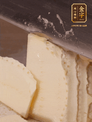 冬筍去殼切片，水開后煮2分鐘焯水
