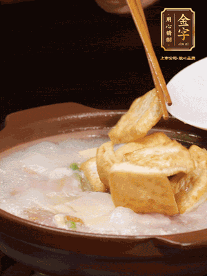 倒入開水大火煮開，轉(zhuǎn)中小火放咸肉，放一點(diǎn)點(diǎn)糖、味精慢燉10分鐘
