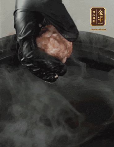 獅子頭摔打至圓潤牢固，等水煮開后，放獅子頭