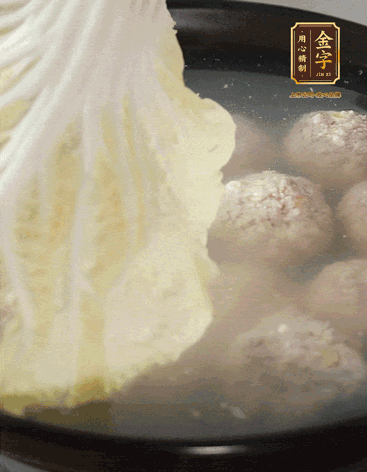 等獅子頭浮起來時(shí)再加白菜蓋。小火慢燉2小時(shí)