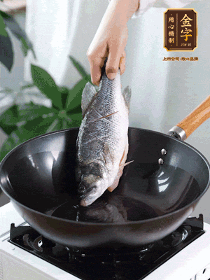 熱油，加1大勺豬油、姜片，再下鱸魚，煎至定型后翻面。（加點豬油，燉出的魚湯更容易變?yōu)榍逅哪贪咨?。?>
					</div>
					<span>步驟 3/6</span>
					<p>熱油，加1大勺豬油、姜片，再下鱸魚，煎至定型后翻面。（加點豬油，燉出的魚湯更容易變?yōu)榍逅哪贪咨?。?/p>
				</li><li>
					<div   id=