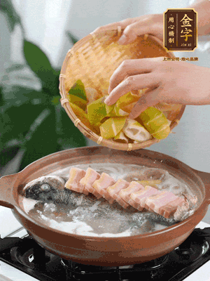 倒開水燉煮后轉(zhuǎn)移入砂鍋，淋料酒去腥、加少許鹽調(diào)味，再依次加咸肉、春筍燉煮15分鐘。