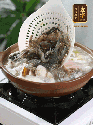 最后加一把蛤蜊、一把河蝦燜2分鐘，放一點白胡椒粉調(diào)味，撒上蔥花點綴！