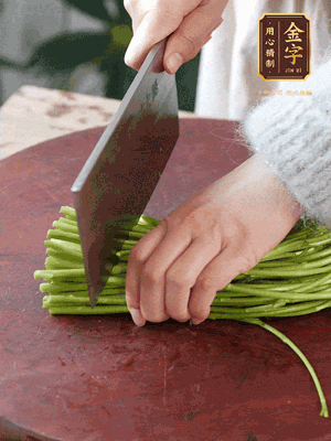 正嫩的藜蒿，掐頭去除根部，切小段