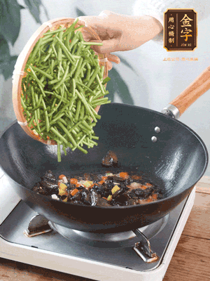 熱油煸香蒜末、姜粒、小米辣，再下臘肉煸炒出香味