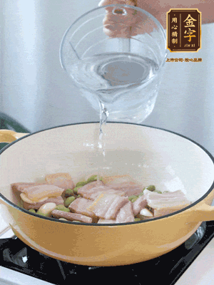 倒入熱水，加絲瓜、腐竹
