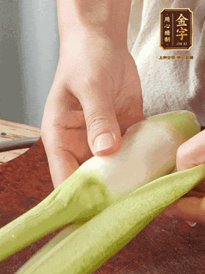 茭白去皮切絲，下鍋稍稍汆燙一下瀝干。