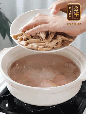 再下筍干段，加水、少許黃酒中火燉煮15分鐘。