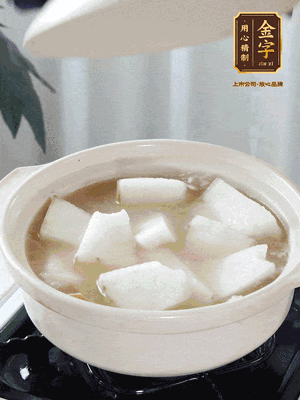 最后下冬瓜繼續(xù)燉煮10分鐘，撒上蔥花點綴。