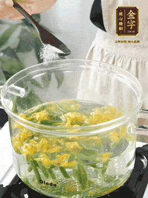 水開后，加鹽、黃瓜花焯水30秒