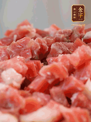 做月餅餡 火腿切成小丁，溫水浸泡5分鐘，上鍋蒸熟15-20分鐘，再將火腿丁、白砂糖、蜂蜜攪拌腌漬2小時(shí)
