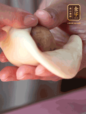 包月餅 面劑兩頭向中間捏緊， 光滑一面向下