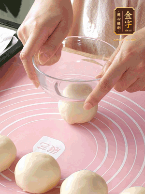 按扁后搟成圓形面皮。餡料放在面皮中心，把餡料包緊，捏緊收口