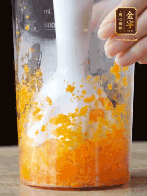 加玉米油、水怡、水揉搓成細(xì)膩的面團(tuán)。松弛半小時(shí)后，分成37g一個(gè)