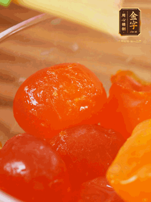 咸蛋黃噴白酒，170℃烤10分鐘。打碎過(guò)篩